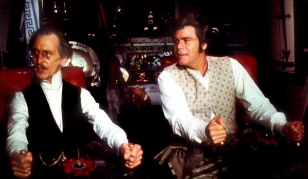 Movie still of Peter Cushing as Dr. Abner Perry and Doug McClure as David Innes in At the Earth's Core (1976)