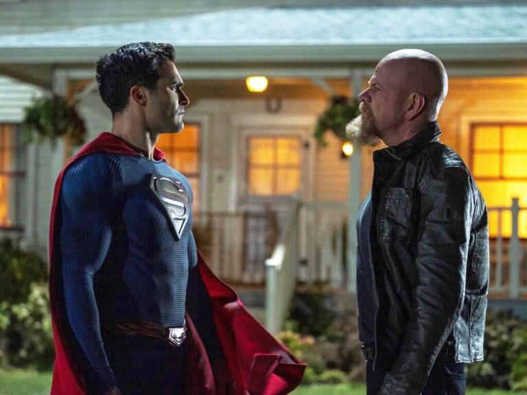 Movie still of Tyler Hoechlin as Clark Kent / Superman and Michael Bishop as Lex Luthor in Superman & Lois (2023): S3E13 - What Kills You Only Makes You Stronger