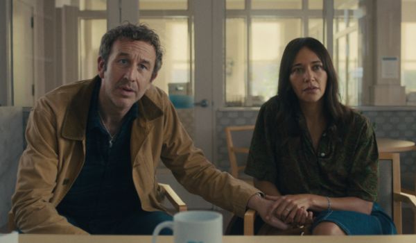 Television still of Chris O'Dowd as Mike and Rashida Jones as Amanda in the Black Mirror episode "Common People"