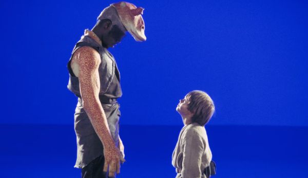 Behind-the-scene image of Ahmed Best as Jar Jar Binks and Jake Lloyd as Anakin Skywalker in Star Wars: Episode I – The Phantom Menace (1999)