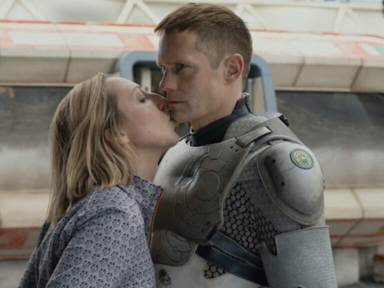 Review: MURDERBOT S01E05 “Rogue War Tracker Infinite” Television still of Anna Konkle as Leebeebee and Alexander Skarsgård as Murderbot in the Murderbot episode "Rogue War Tracker Infinite"