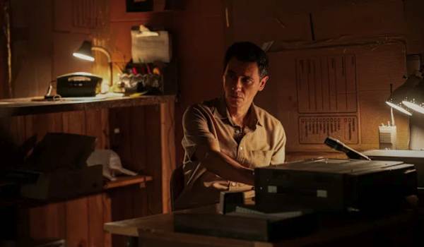 Television still of Carlos-Manuel Vesga as Manousos Oviedo in the Pluribus episode "HDP"