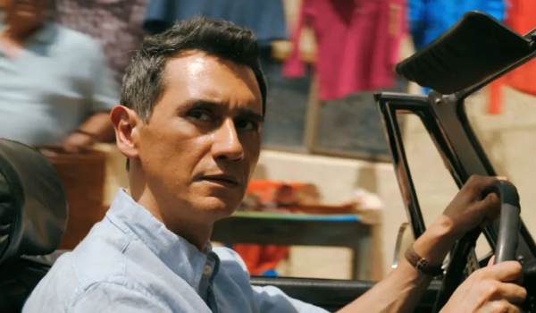 Television still of Carlos-Manuel Vesga as Manousos Oviedo in the sci-fi show Pluribus episode "The Gap"
