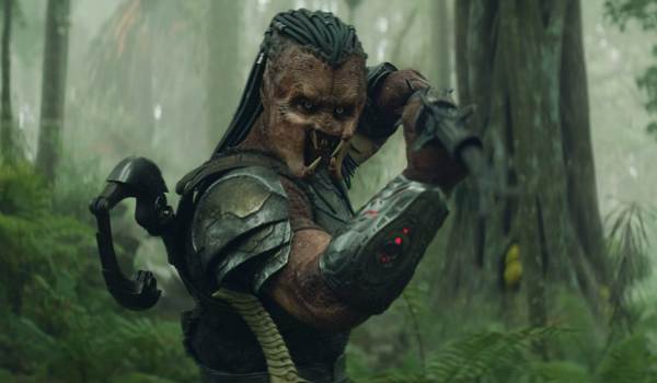 Movie still of Dimitrius Schuster-Koloamatangi as Dek/Njohur in the sci-fi movie Predator: Badlands (2025)