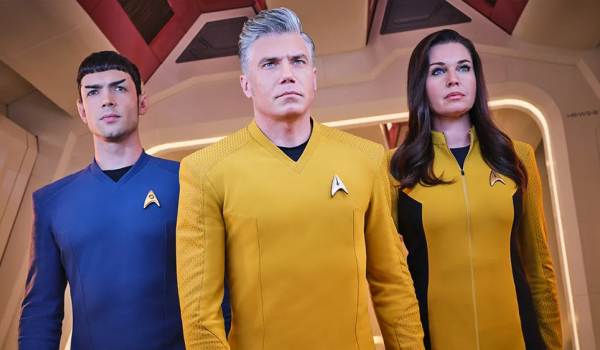 Television still of Ethan Peck as Spock, Anson Mount as Captain Christopher Pike, Rebecca Romijn as Una Chin-Riley in Star Trek: Strange New Worlds