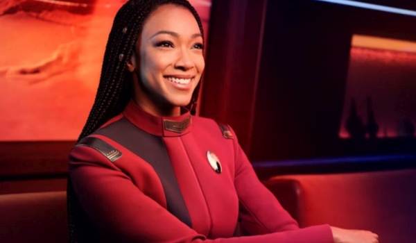 Television still of Sonequa Martin-Green as Michael Burnham in the sci-fi show Star Trek: Discovery