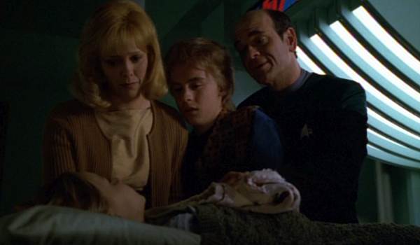 Television still of Wendy Schaal as Charlene, Glenn Walker Harris Jr. as Jeffrey, Lindsey Haun as Belle, Robert Picardo as The Doctor in the sci-fi show Star Trek: Voyager episode ''Real Life''