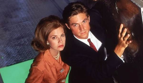 Television still of Eric Close as John Loengard, Megan Ward as Kimberly Sayers in the sci-fi show Dark Skies