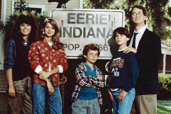 Television still of Mary-Margaret Humes as Marilyn Teller, Julie Condra as Syndi Teller, Justin Shenkarow as Simon Holmes, Omri Katz as Marshall Teller, Francis Guinan as Edgar Teller in the sci-fi show Eerie, Indiana