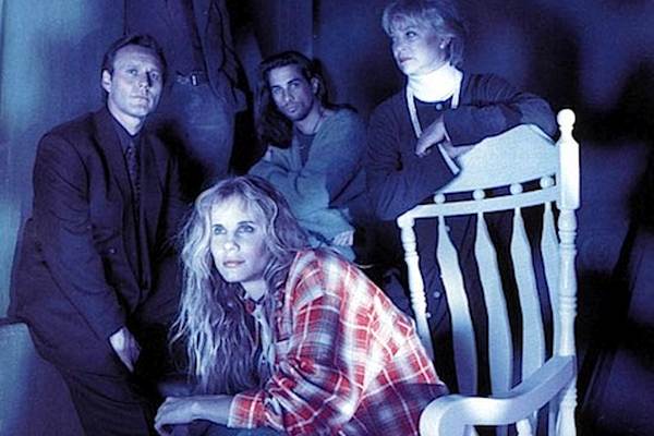 Television still of Lori Singer as Sydney Bloom, Michael Easton as Duncan, Louise Fletcher as Mrs. Nora Bloom, Oliver Sampson as Anthony Head in the sci-fi show VR.5