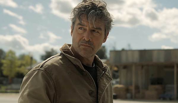 Television still of Kyle Chandler as Hal Jordan in the sci-fi show Lanterns
