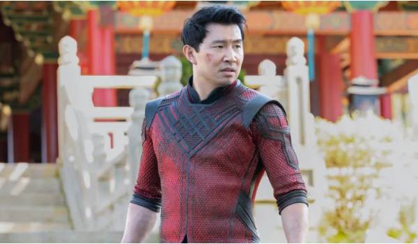 Screenshot of Simu Liu as Shang-Chi in Shang-Chi and the Legend of the Ten Rings (2021)
