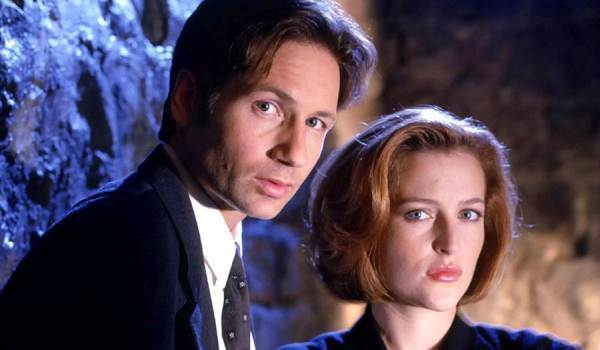Television still of David Duchovny as Fox Mulder, Gillian Anderson as Dana Scully in the sci-fi show The X-Files