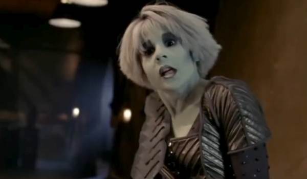 Still from Farscape featuring Gigi Edgley as Chiana with a startled expression and her signature grey skin and white hair.