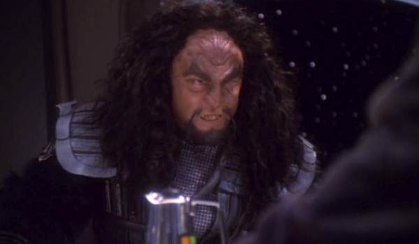 Still from Star Trek: Deep Space Nine showing J.G. Hertzler as General Martok arguing with Romulan Senator Letant with his scarred eye visible.