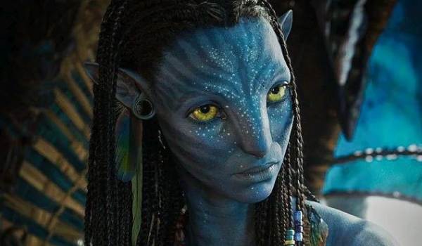 A detailed portrait of Neytiri, played by Zoe Saldaña, from the 2009 science fiction film Avatar, showcasing her Na'vi features, braids, and beads.