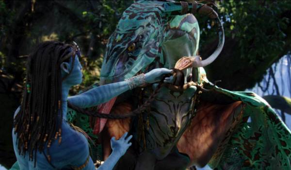 Neytiri, played by Zoe Saldaña, uses her neural queue to form a bond with her banshee in the science fiction movie Avatar (2009).
