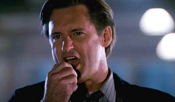 Bill Pullman as President Thomas J. Whitmore delivering an impassioned speech in the film Independence Day, one of the most iconic sci-fi movies set in America.