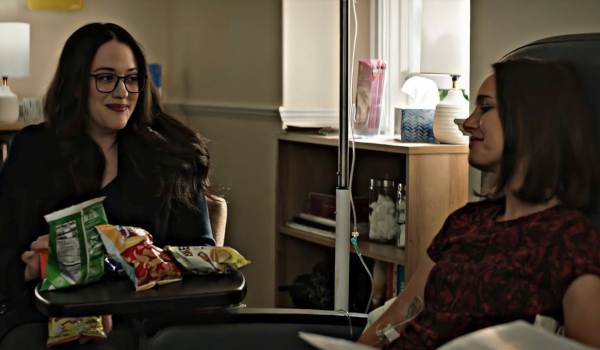 Kat Dennings as Darcy Lewis sits with Natalie Portman as Jane Foster during a chemotherapy session in Thor: Love and Thunder.