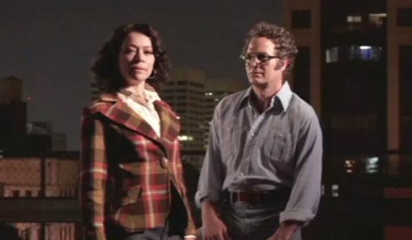 Tatiana Maslany as Jennifer Walters and Mark Ruffalo as Bruce Banner on a rooftop in She-Hulk: Attorney at Law