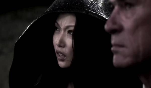 Linda Kim as Ambassador Lauranna, and Tommy Lee Jones as Kevin Brown / Agent Kay in the sci-fi movie Men in Black II (2002)