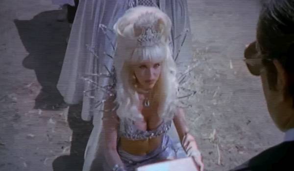 Paige Brooks as Ambassador Lauranna in the sci-fi movie Men in Black II (2002)